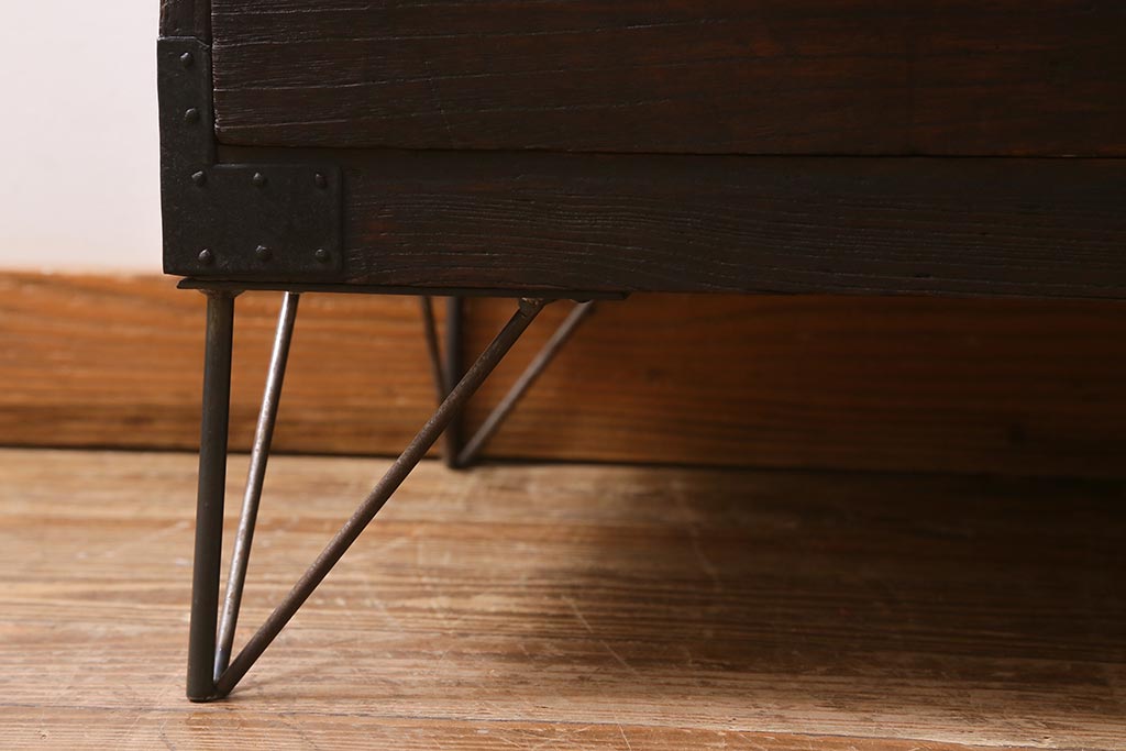 アンティーク家具　脚付きリメイク　味わい深い佇まいの箪笥ローボード(チェスト、引き出し、リビングボード、テレビ台)(R-040793)