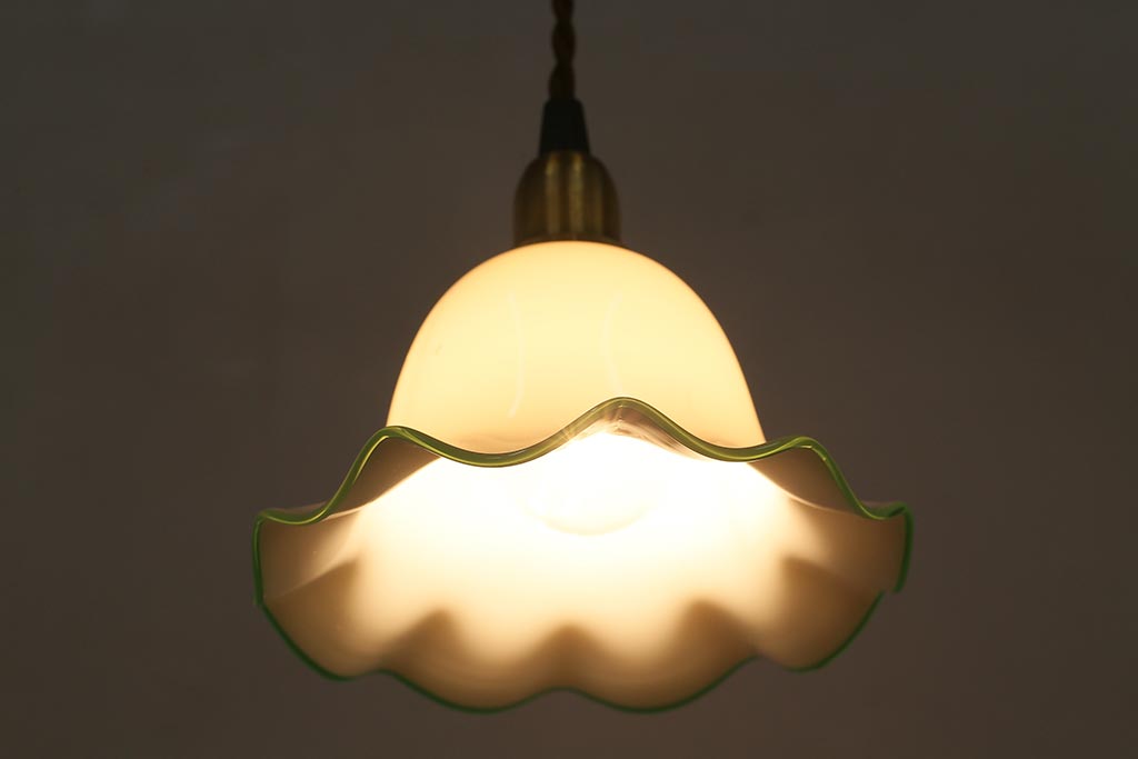 ヴィンテージ照明　イギリスビンテージ　小振りな緑縁フリルのミルクガラスペンダントライト(ランプシェード、天井照明)(R-040803)
