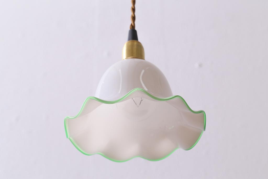 ヴィンテージ照明　イギリスビンテージ　小振りな緑縁フリルのミルクガラスペンダントライト(ランプシェード、天井照明)(R-040803)