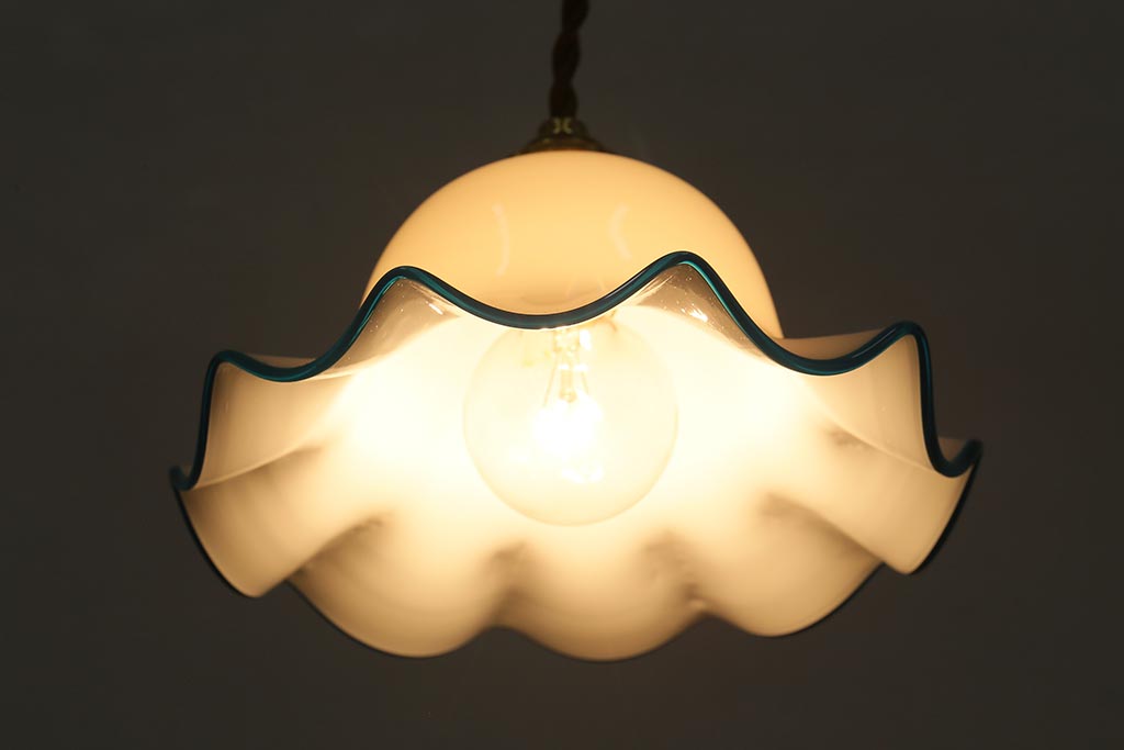ヴィンテージ照明　イギリスビンテージ　水色縁フリルのミルクガラスペンダントライト(ランプシェード、天井照明)(R-040805)