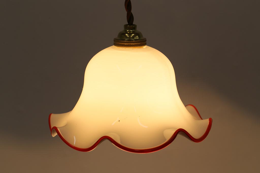 ヴィンテージ照明　イギリスビンテージ　小振りな赤縁フリルのミルクガラスペンダントライト(ランプシェード、天井照明)(R-040808)