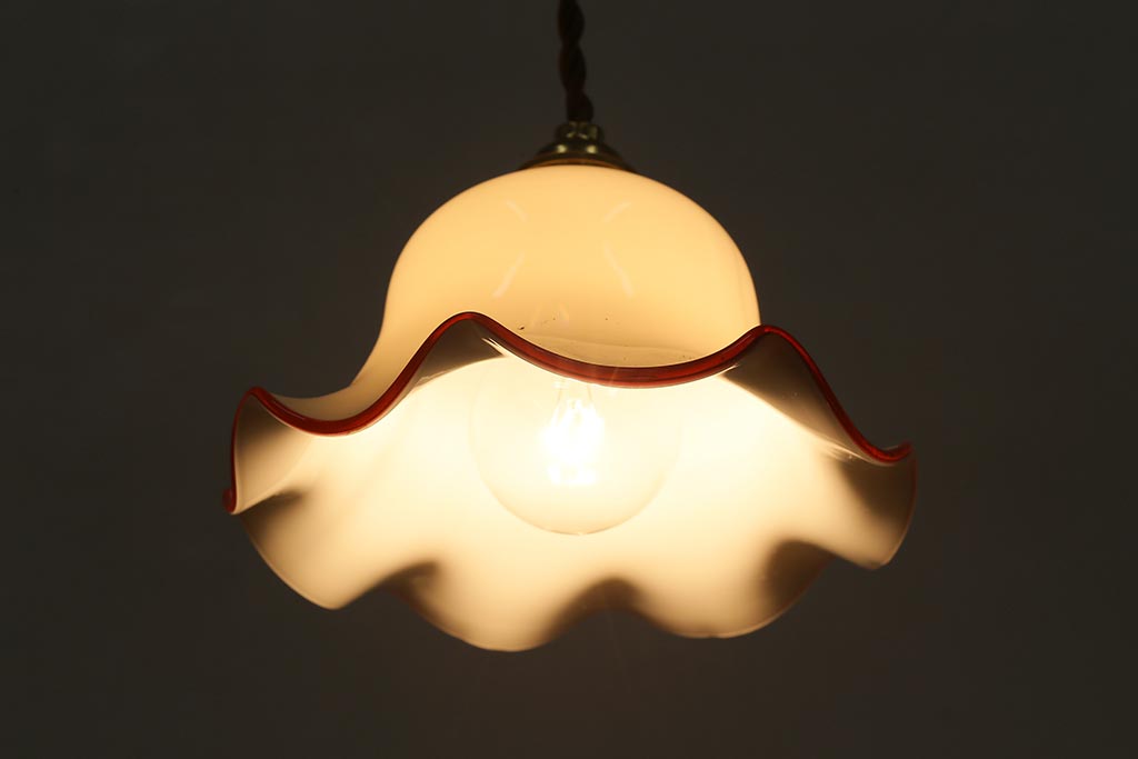 ヴィンテージ照明　イギリスビンテージ　小振りな赤縁フリルのミルクガラスペンダントライト(ランプシェード、天井照明)(R-040808)