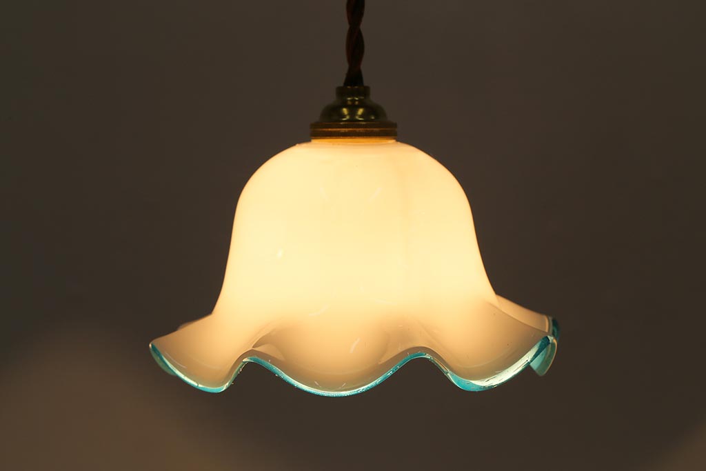 ヴィンテージ照明　イギリスビンテージ　小振りな水色縁フリルのミルクガラスペンダントライト(ランプシェード、天井照明)(R-040810)