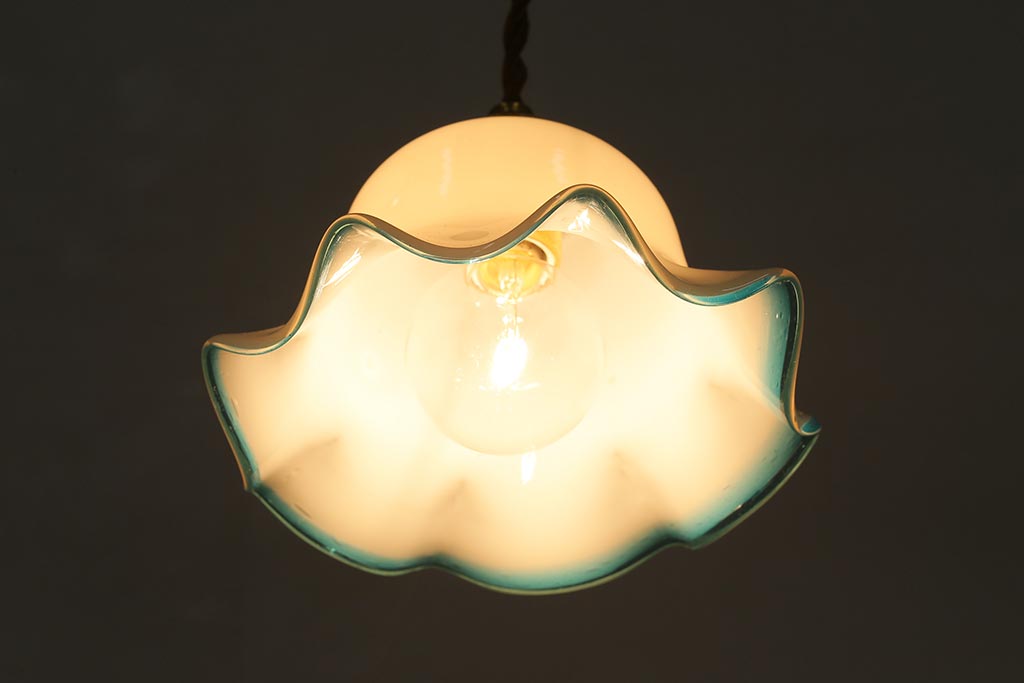 ヴィンテージ照明　イギリスビンテージ　小振りな水色縁フリルのミルクガラスペンダントライト(ランプシェード、天井照明)(R-040810)