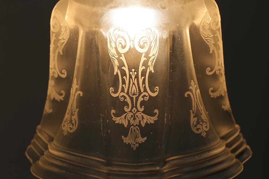 ヴィンテージ照明　イギリスビンテージ　エレガントなグラビュールが浮かぶペンダントライト(シェード、天井照明)(R-040813)