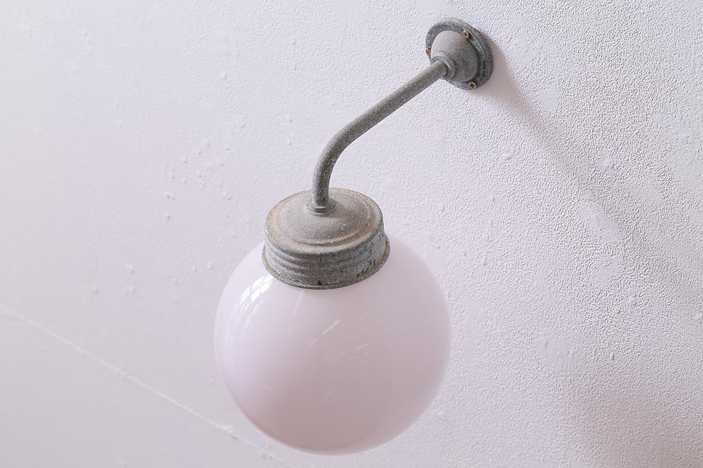 ヴィンテージ照明　球体ガラス　アルミブラケットのウォールライト(壁付け照明、ウォールランプ、ブラケットライト、ビンテージ)(R-040817)