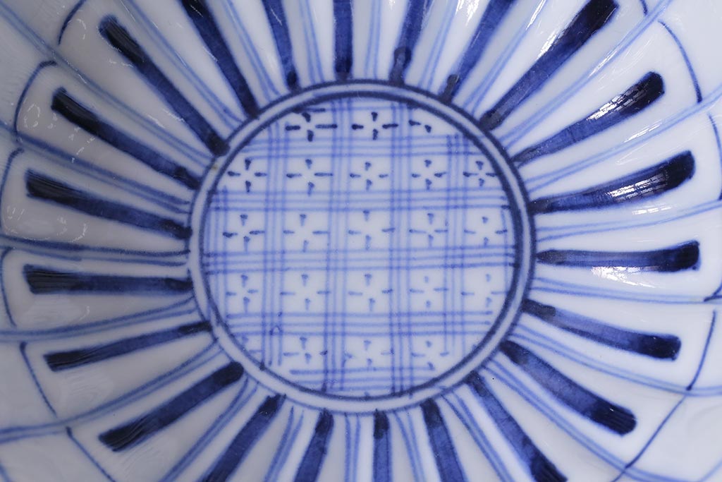 和製アンティーク　江戸期　染付　花の形が魅力的な菊図小鉢2枚セット(向付、小皿、深皿)(R-040845)