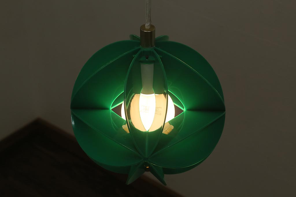 ビンテージ照明　松下電工(ナショナル)　レトロポップなプラスチックシェードの天井照明(ペンダントライト)(R-040898)