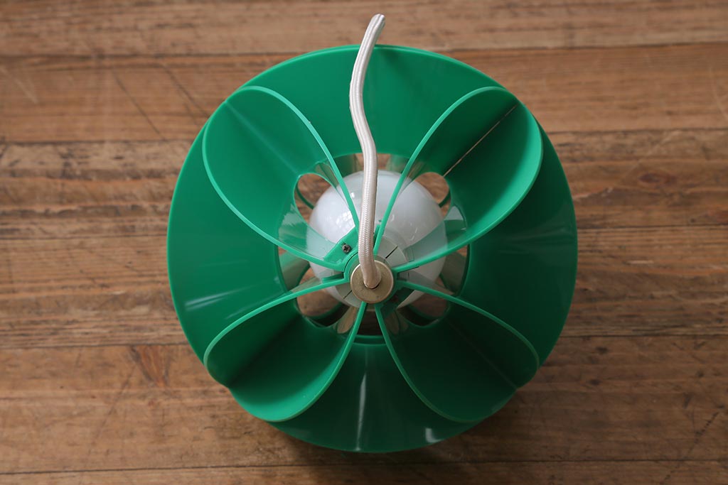 ビンテージ照明　松下電工(ナショナル)　レトロポップなプラスチックシェードの天井照明(ペンダントライト)(R-040898)
