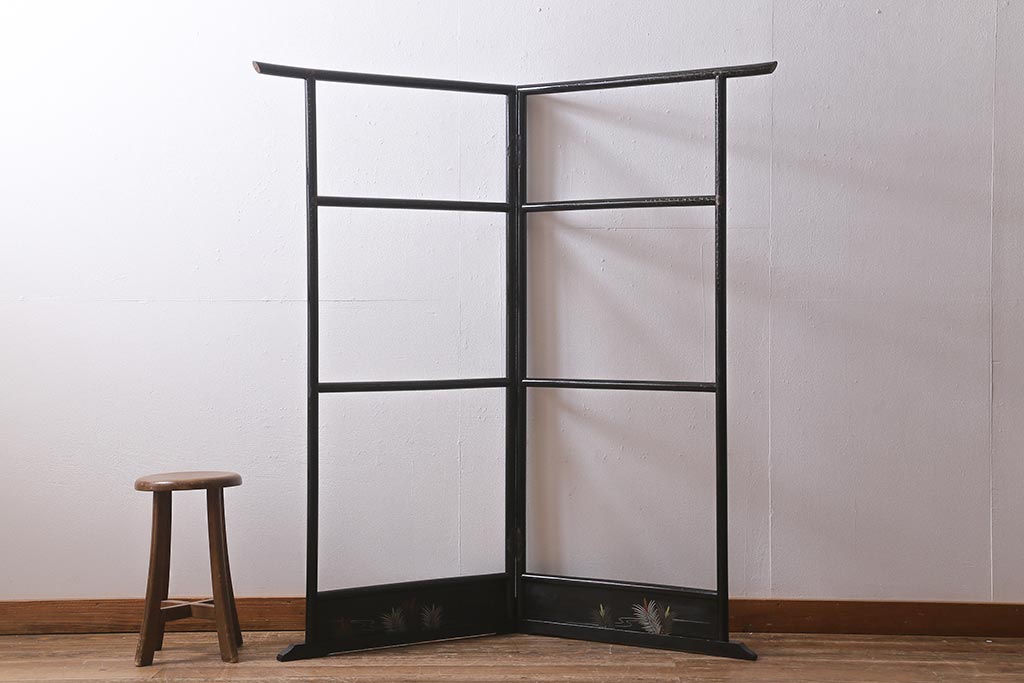 アンティーク家具　漆塗り　黒塗りがモダンなフック付きの便利な衣桁(着物掛け、ハンガーラック)(R-040923)