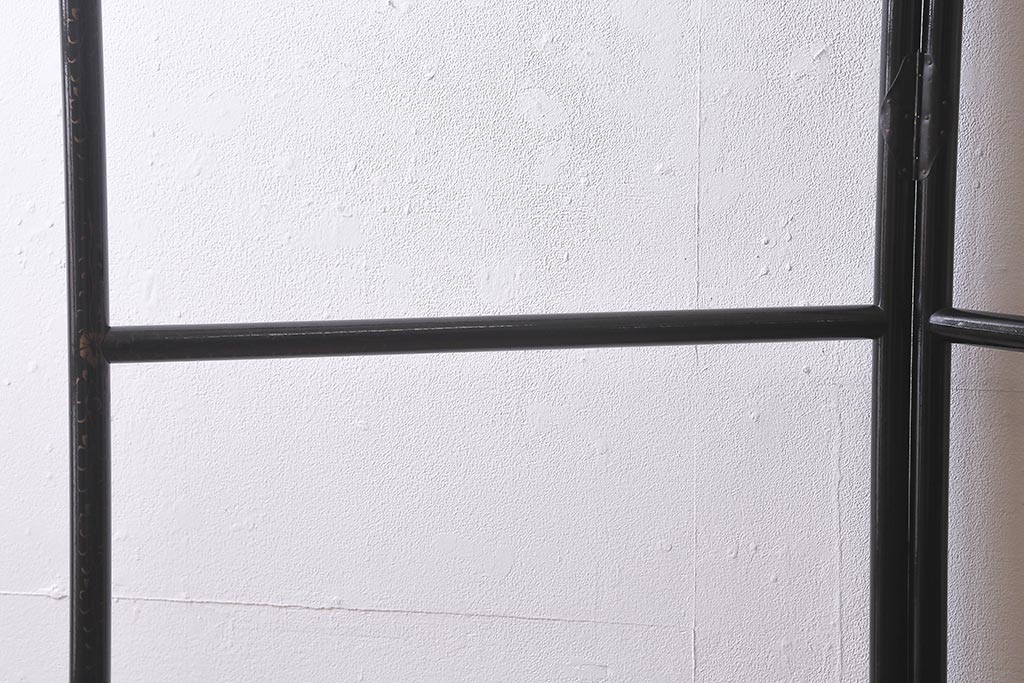アンティーク家具　漆塗り　黒塗りがモダンなフック付きの便利な衣桁(着物掛け、ハンガーラック)(R-040923)