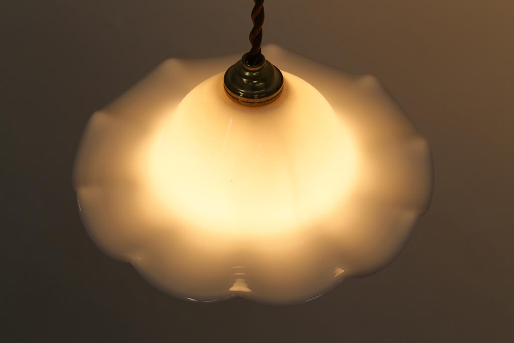 イギリスヴィンテージ照明　乳白色フリルシェードのペンダントライト(ランプシェード、天井照明、ビンテージ)(R-041011)