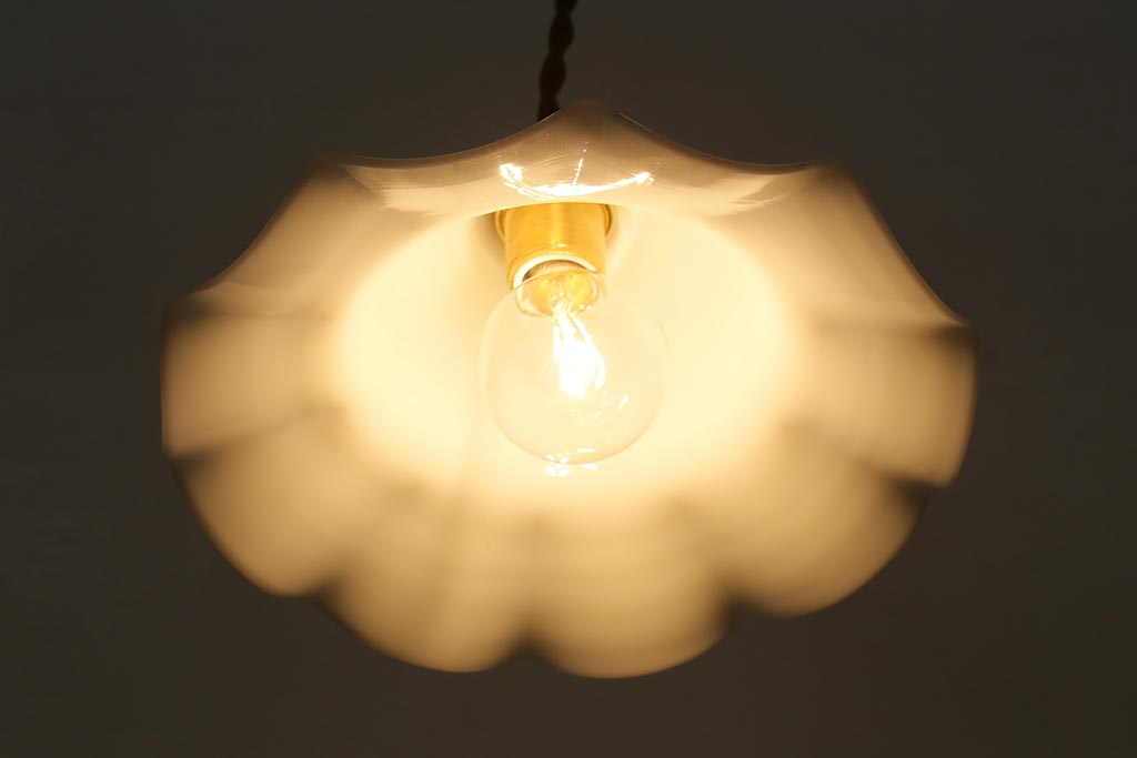 イギリスヴィンテージ照明　乳白色フリルシェードのペンダントライト(ランプシェード、天井照明、ビンテージ)(R-041012)