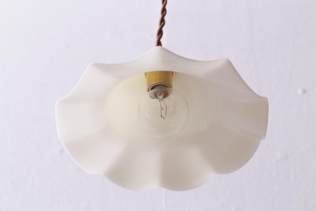 イギリスヴィンテージ照明　乳白色フリルシェードのペンダントライト(ランプシェード、天井照明、ビンテージ)(R-041012)