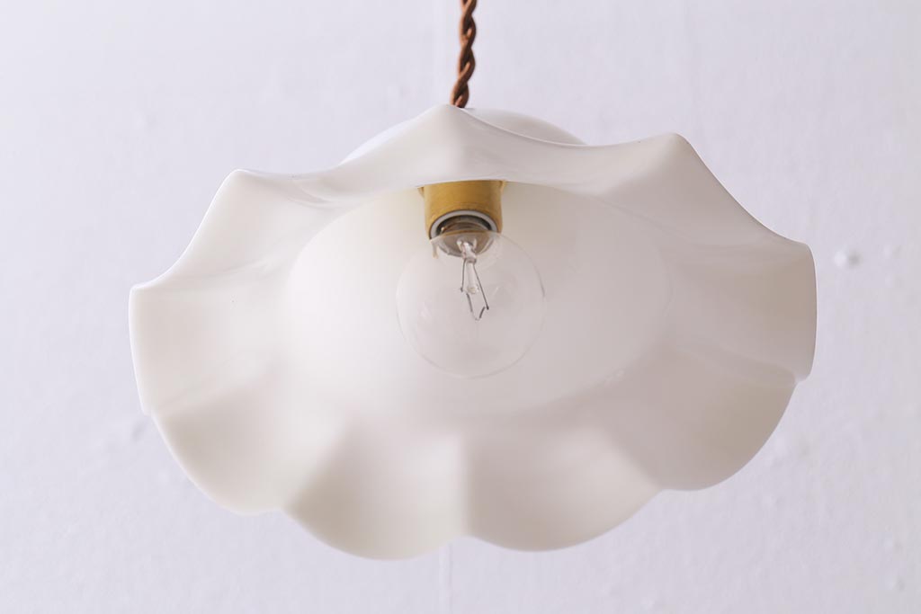 イギリスヴィンテージ照明　乳白色フリルシェードのペンダントライト(ランプシェード、天井照明、ビンテージ)(R-041013)