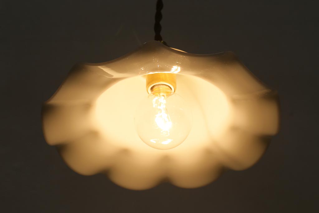 イギリスヴィンテージ照明　乳白色フリルシェードのペンダントライト(ランプシェード、天井照明、ビンテージ)(R-041014)