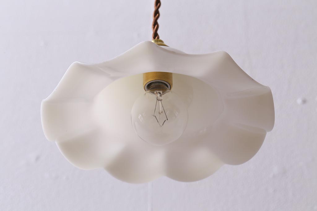 イギリスヴィンテージ照明　乳白色フリルシェードのペンダントライト(ランプシェード、天井照明、ビンテージ)(R-041014)
