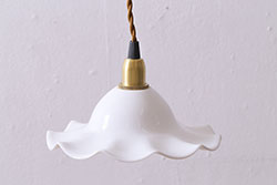 アメリカビンテージ　目を引くデザインのミルクガラスのペンダントライト(吊り下げ照明)