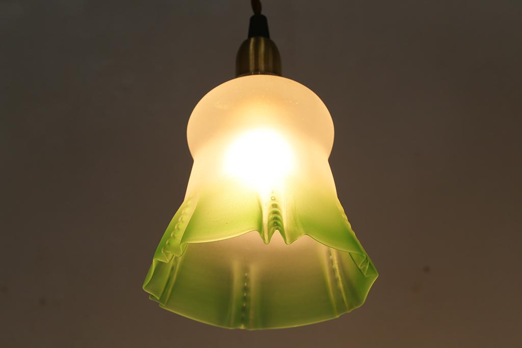 ヴィンテージ照明　イギリスビンテージ　フロストガラス　グリーンカラーがアクセントの小振りなペンダントライト(天井照明、シェード、吊り下げ照明)(R-041029)