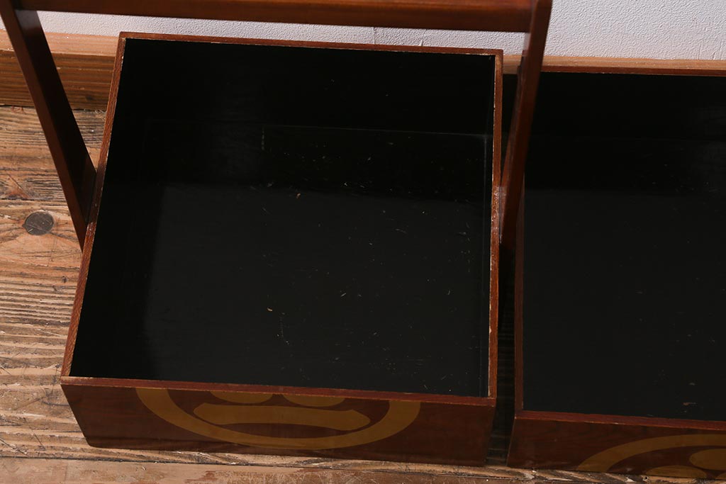 アンティーク雑貨　2段　庄内　家紋入り　総ケヤキ材　漆塗りが施された木製のおかもち(岡持ち)(R-041037)