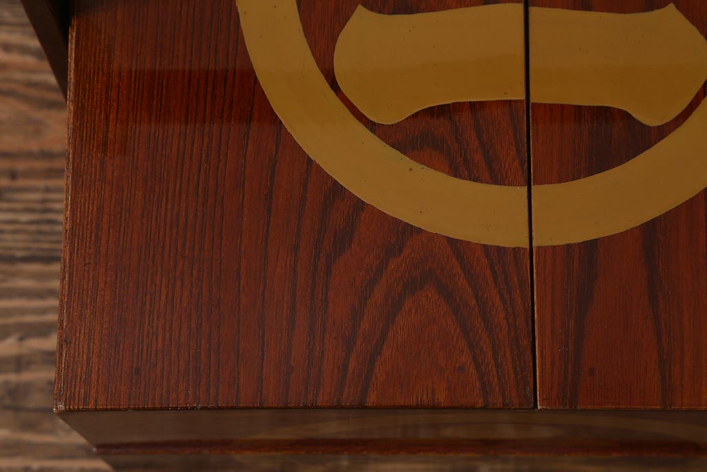 アンティーク雑貨　2段　庄内　家紋入り　総ケヤキ材　漆塗りが施された木製のおかもち(岡持ち)(R-041038)