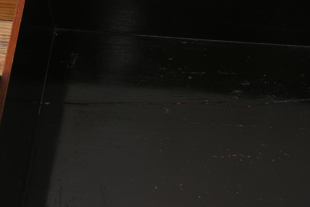 アンティーク雑貨　2段　庄内　家紋入り　総ケヤキ材　漆塗りが施された木製のおかもち(岡持ち)(R-041039)