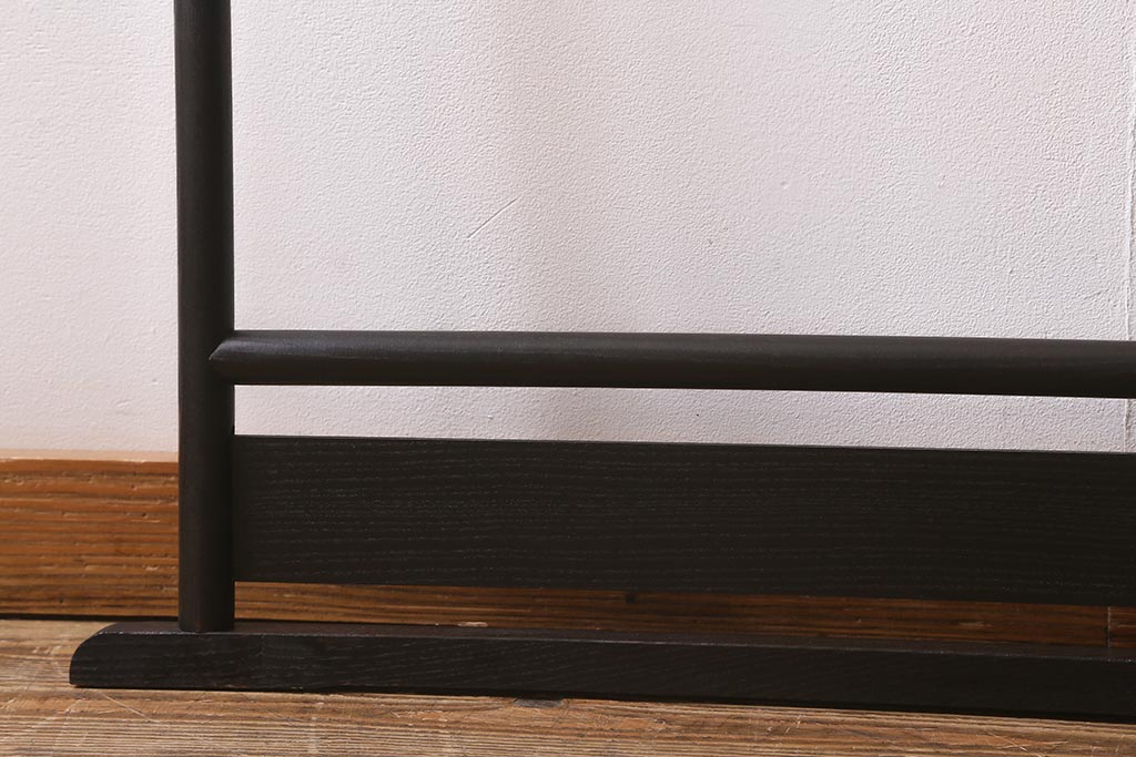 アンティーク家具　桑材　上品な色合いが魅力的なフック付きの便利な衣桁(着物掛け、ハンガーラック)(R-041046)