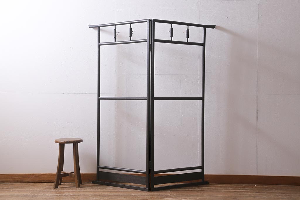 アンティーク家具　桑材　上品な色合いが魅力的なフック付きの便利な衣桁(着物掛け、ハンガーラック)(R-041046)