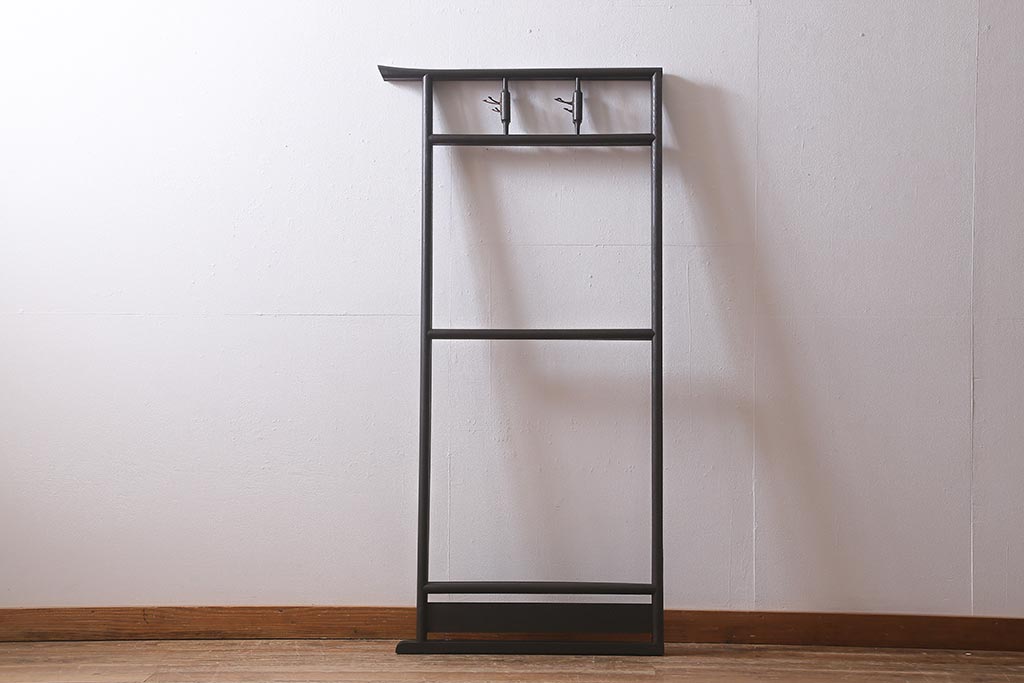 アンティーク家具　桑材　上品な色合いが魅力的なフック付きの便利な衣桁(着物掛け、ハンガーラック)(R-041046)