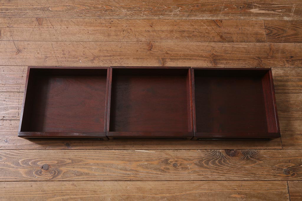 中古　伝統工芸品　大阪唐木指物　紫檀(シタン)材　漆塗り　繊細かつ豪華な彫りが目を引く飾り棚(違い棚、茶棚)(R-041049)