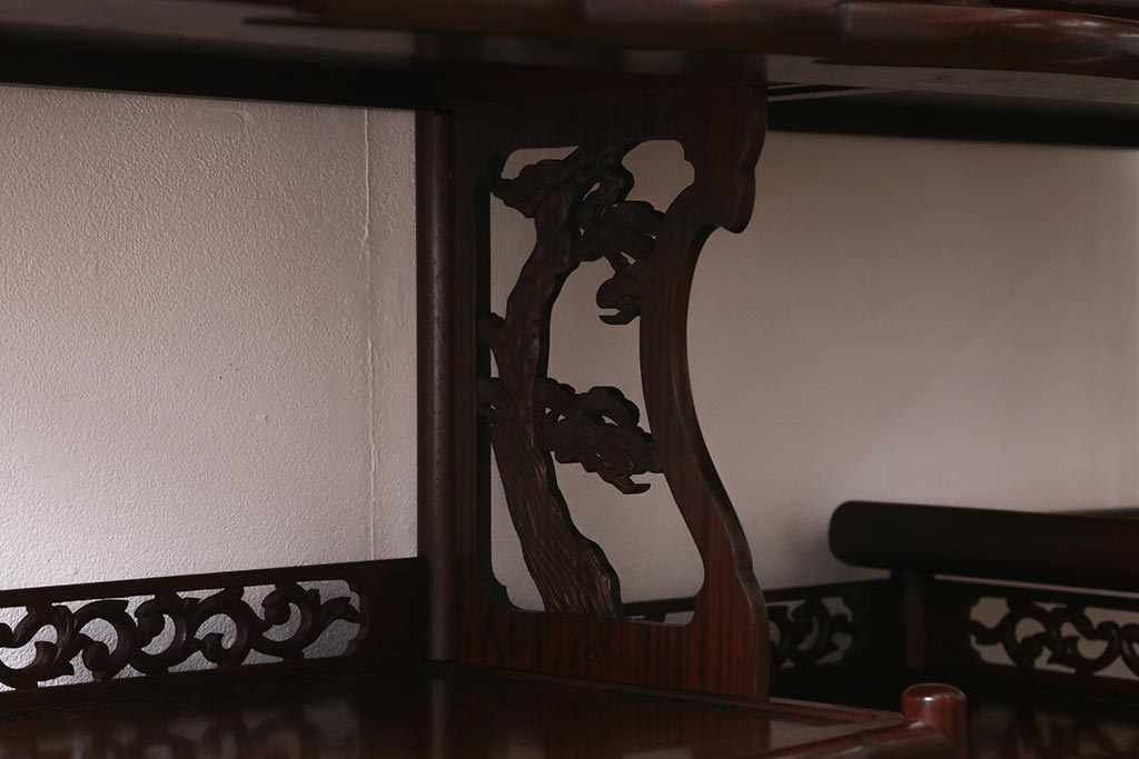 中古　伝統工芸品　大阪唐木指物　紫檀(シタン)材　漆塗り　繊細かつ豪華な彫りが目を引く飾り棚(違い棚、茶棚)(R-041049)