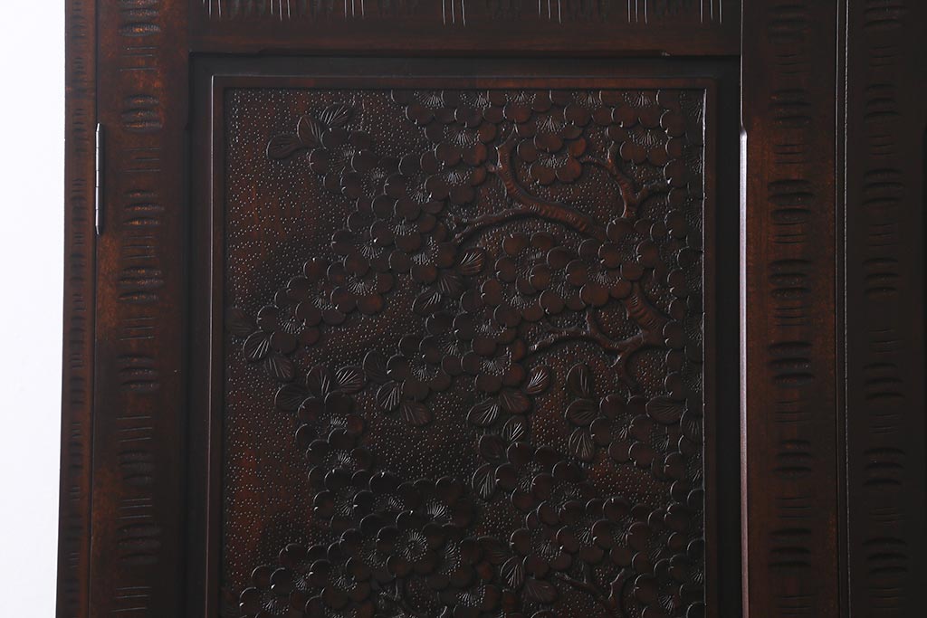 中古　伝統工芸　大坂屋製　軽井沢彫り　桜の図　使い勝手も良い衣装盆付きの衣装箪笥(和タンス)(R-041052)
