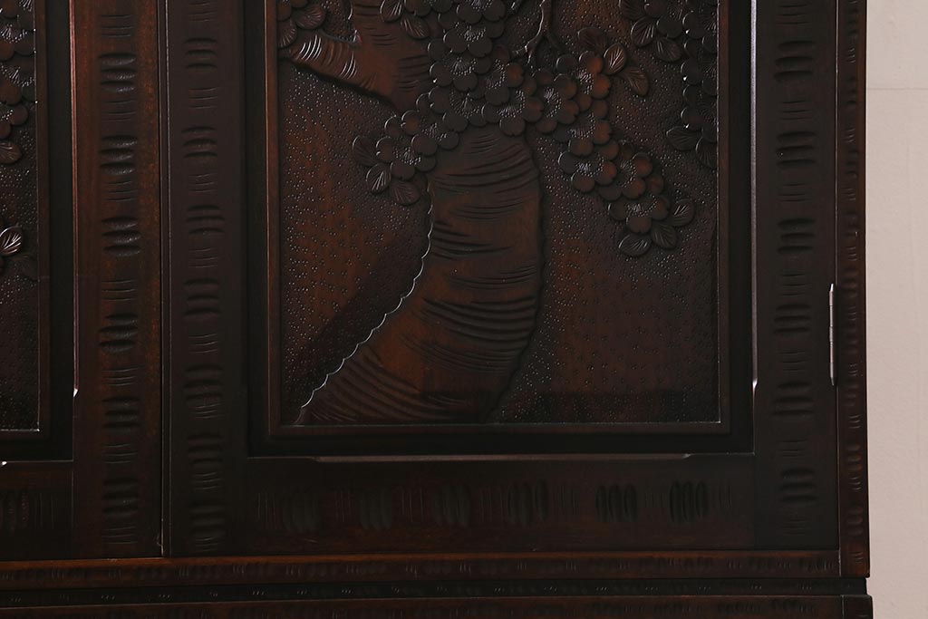 中古　伝統工芸　大坂屋製　軽井沢彫り　桜の図　使い勝手も良い衣装盆付きの衣装箪笥(和タンス)(R-041052)