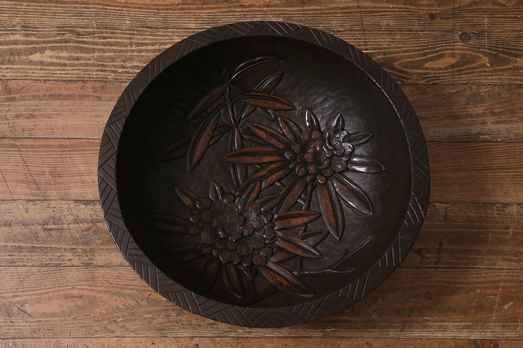 中古　特注　工芸品　秋山郷　花の浮き彫りが目を引くこね鉢(軽井沢彫、ディスプレイ雑貨)(R-041057)