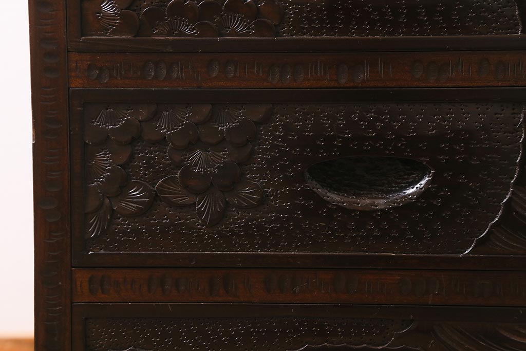 中古　伝統工芸　軽井沢彫り　桜の彫りが優美な小振りのチェスト(小物収納、小箪笥、引き出し)(R-041059)