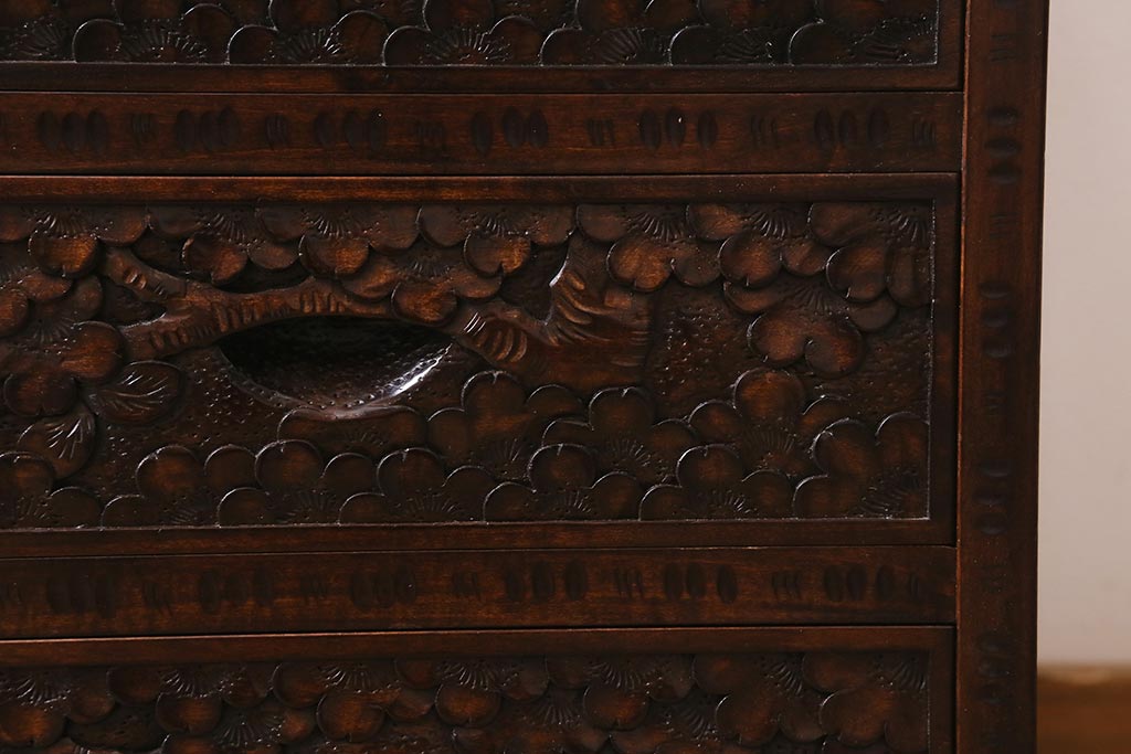 中古　伝統工芸　軽井沢彫り　満開に咲き誇る桜の彫りが華やかな小振りのチェスト(小物収納、小箪笥、引き出し)(R-041060)