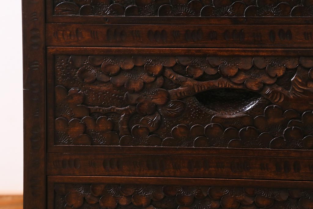 中古　伝統工芸　軽井沢彫り　満開に咲き誇る桜の彫りが華やかな小振りのチェスト(小物収納、小箪笥、引き出し)(R-041060)