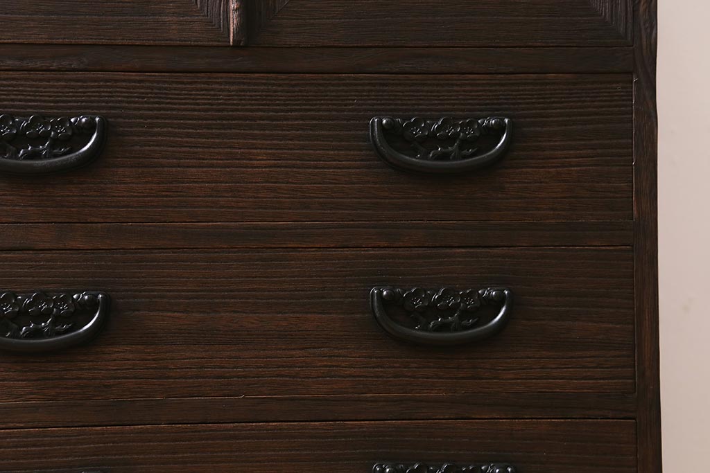 中古　民芸家具　総桐材　梅の金具　衣装盆付き　上品な意匠の小型箪笥(整理箪笥、衣装箪笥、和タンス、桐箪笥、桐たんす)(R-041076)