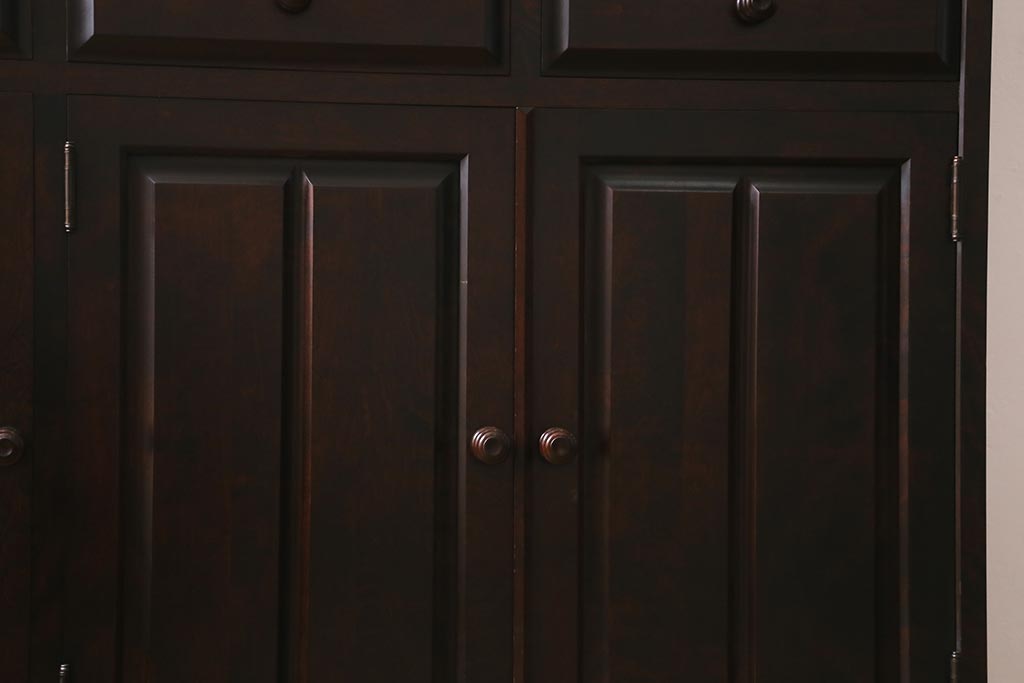 中古　北海道民芸家具　HM165K　高級感漂う上品な佇まいの食器棚(カップボード、キャビネット)(定価約43万円)(R-041096)