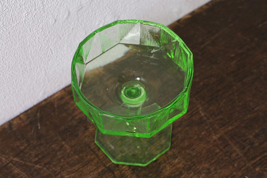 アンティーク雑貨　ウランガラスのレトロなアイスクリームコップ(氷コップ)(R-041103)