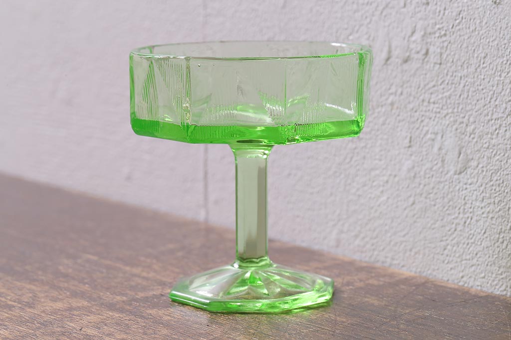 アンティーク雑貨　ウランガラスのレトロなアイスクリームコップ(氷コップ)(R-041103)