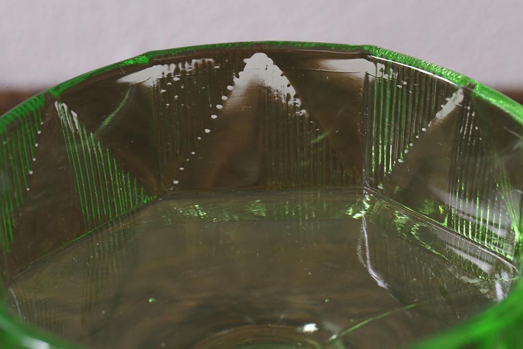 アンティーク雑貨　ウランガラスのレトロなアイスクリームコップ(氷コップ)(R-041103)