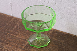 アンティーク雑貨　ウランガラスのレトロなアイスクリームコップ(氷コップ)(R-041103)