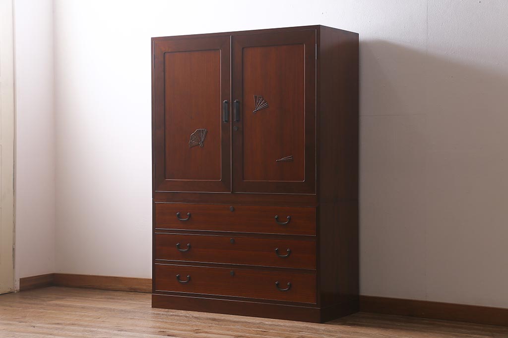 中古　国産　工芸家具　高級品　総無垢材　桐材・桑材　衣装盆付き　品のある佇まいが魅力の衣装箪笥(和タンス、洋服タンス、桐箪笥、桐たんす)(R-041135)