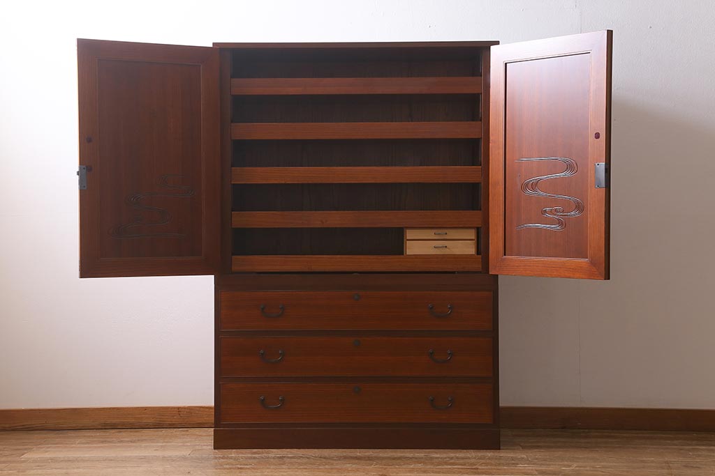 中古　国産　工芸家具　高級品　総無垢材　桐材・桑材　衣装盆付き　品のある佇まいが魅力の衣装箪笥(和タンス、洋服タンス、桐箪笥、桐たんす)(R-041135)
