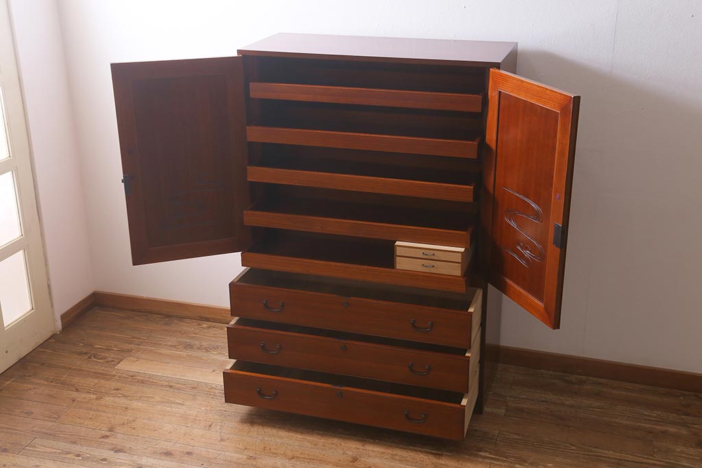 中古　国産　工芸家具　高級品　総無垢材　桐材・桑材　衣装盆付き　品のある佇まいが魅力の衣装箪笥(和タンス、洋服タンス、桐箪笥、桐たんす)(R-041135)