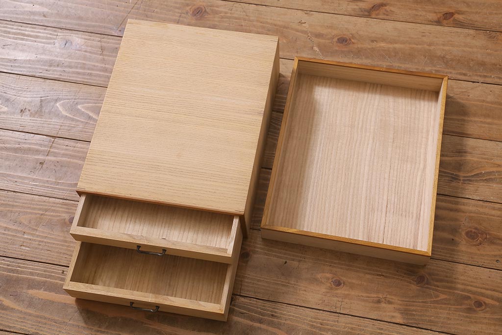 中古　国産　工芸家具　高級品　総無垢材　桐材・桑材　衣装盆付き　品のある佇まいが魅力の衣装箪笥(和タンス、洋服タンス、桐箪笥、桐たんす)(R-041135)