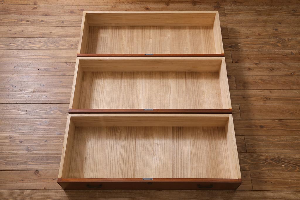 中古　国産　工芸家具　高級品　総無垢材　桐材・桑材　衣装盆付き　品のある佇まいが魅力の衣装箪笥(和タンス、洋服タンス、桐箪笥、桐たんす)(R-041135)