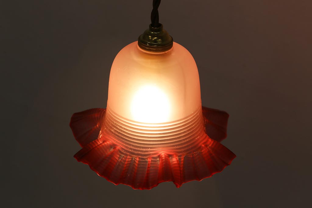 アンティーク照明　イギリスアンティーク　フリルがかわいらしいクランベリーシェードのペンダントライト(天井照明、吊り下げ照明)(R-041180)