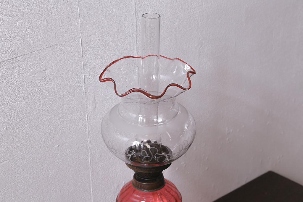 アンティーク雑貨　明治大正　グラビュール(グラヴュール)　金魚鉢型　チューリップ型　赤縁　フリルガラスのオイルランプ(洋燈、台ランプ)(R-041183)